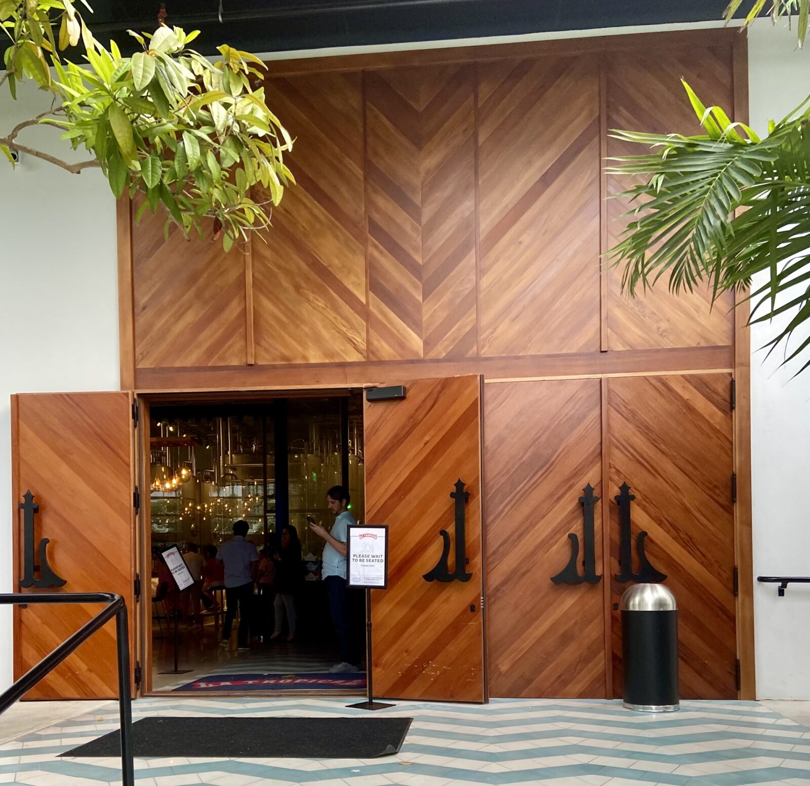 LA CERVECERIA MAHOGANY DOORS